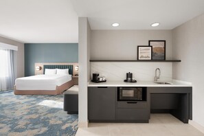 Studio, Accessible, Non Smoking | Minibar - Hampton Inn & Suites Oakland Airport-Alameda (Alameda)