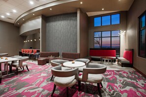 Bar (on property) - Hampton Inn & Suites Oakland Airport-Alameda (Alameda)