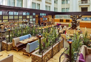 2 restaurantes, se sirven desayunos, cenas, brunch y cocina americana