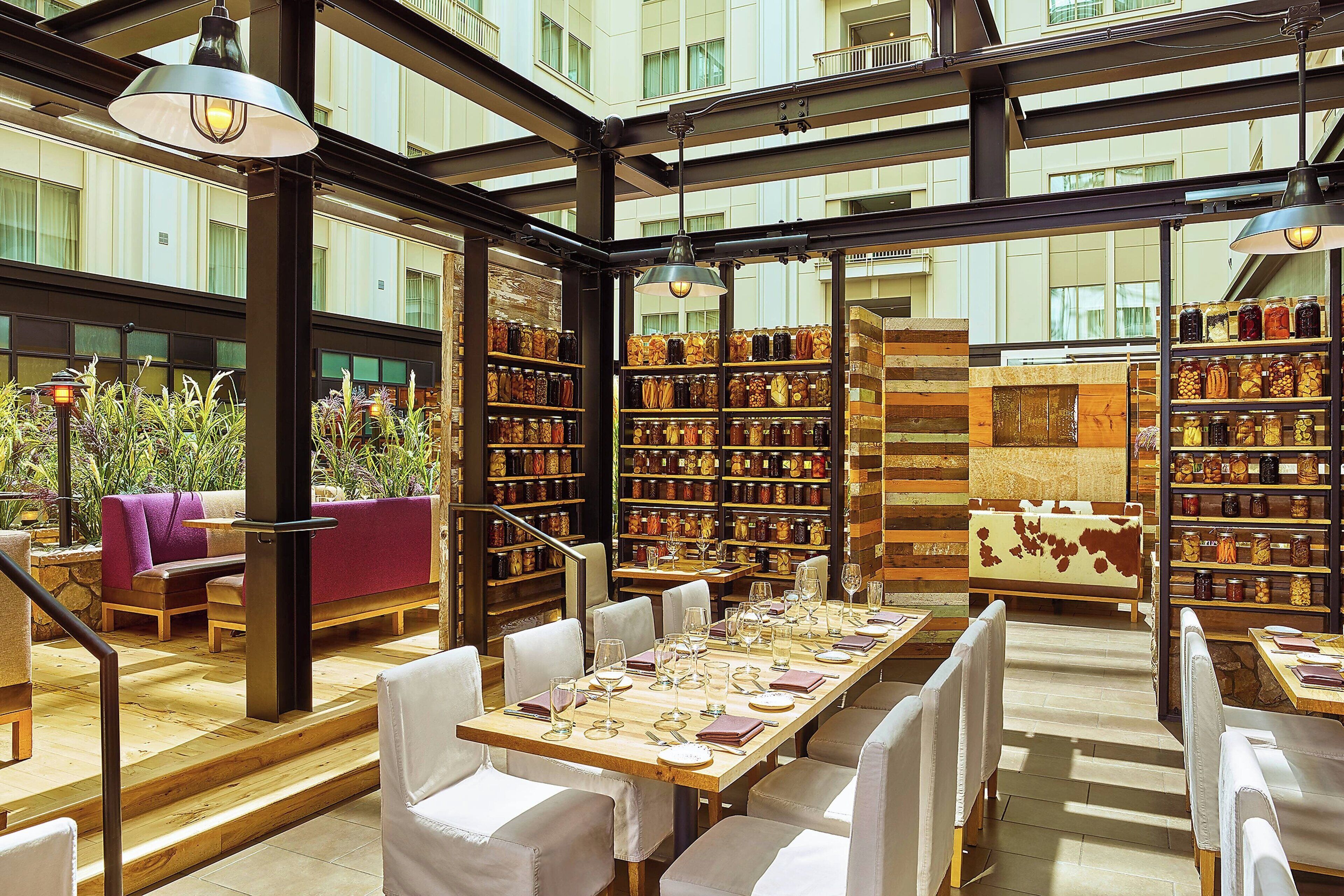 2 restaurants, breakfast, dinner, brunch served; american cuisine