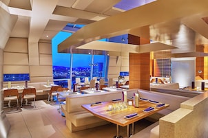 2 restaurantes; se sirven desayunos, cenas, brunch y cocina americana