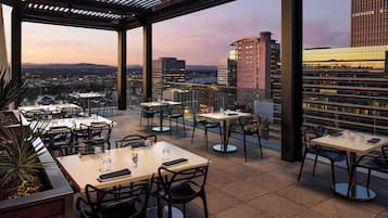 2 restaurantes; se sirven desayunos, cenas y brunches