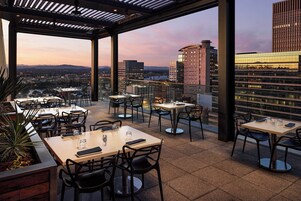 2 restaurantes; se sirve desayuno, cena y brunch