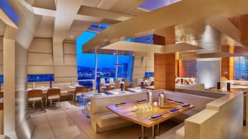 2 restaurantes; se sirve desayuno, cena y brunch; cocina americana