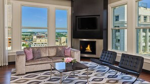 Una sala de estar moderna con un sofá, una mesa de centro y una chimenea.