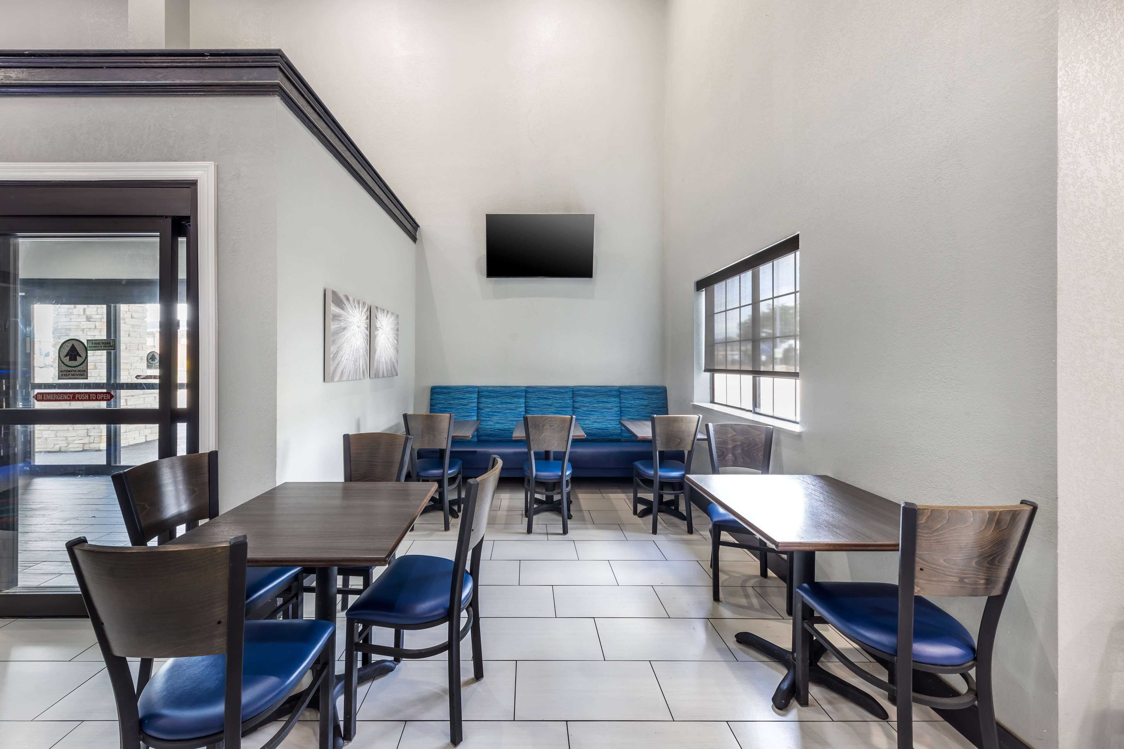 free daily full breakfast