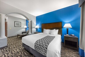 Suite, 1 kingsize-seng med sovesofa, ikke-røyk, massasjebadekar (with Sofabed) | Skrivebord, strykejern/-brett og ekstrasenger (mot et tillegg)