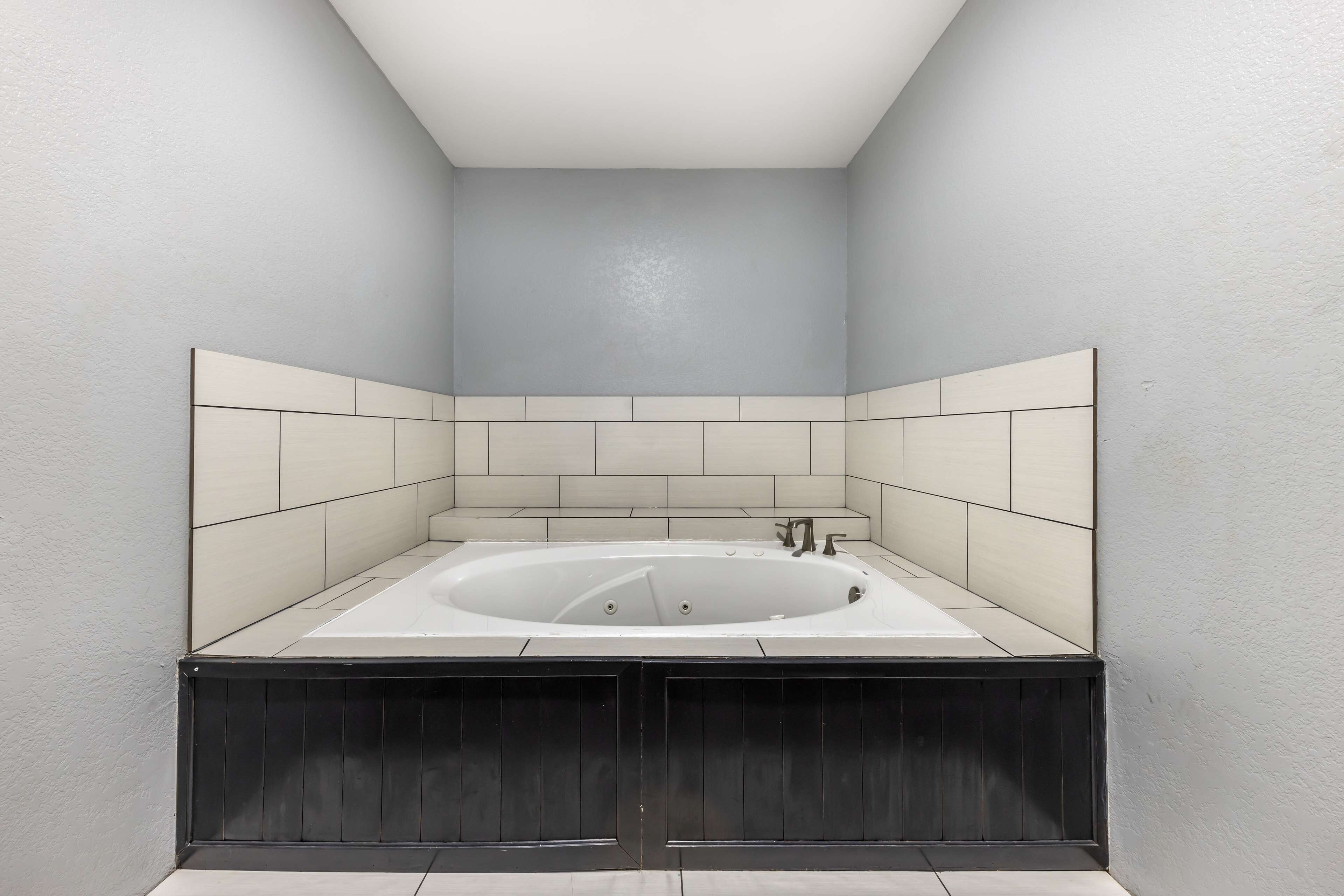 suite, 1 king bed with sofa bed, non smoking, jetted tub (with sofabed) | desk, iron/ironing board, rollaway beds, free wifi