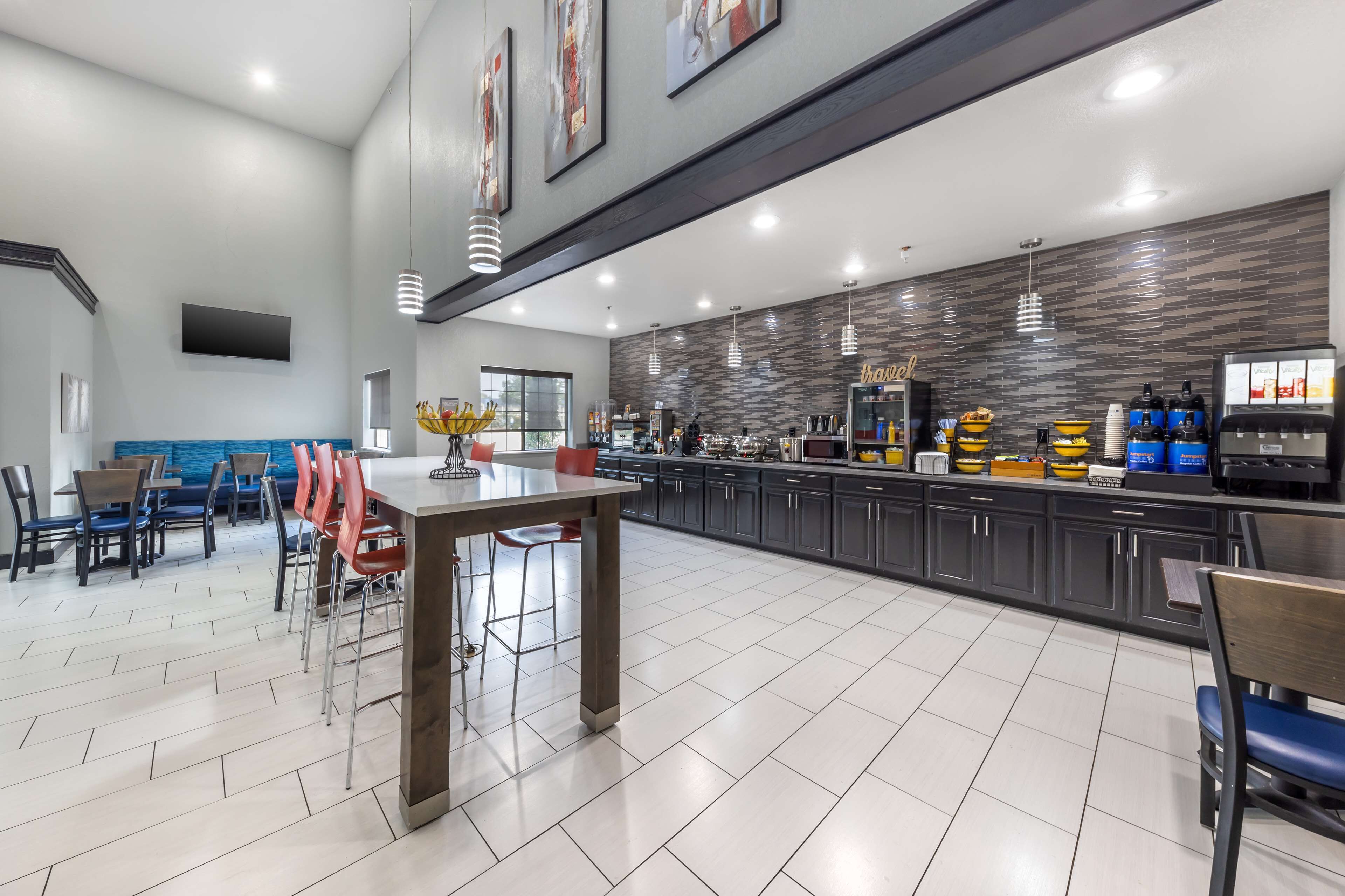 free daily full breakfast