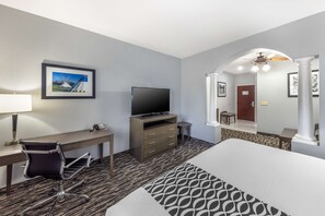 Suite, 1 King Bed, Non Smoking, Refrigerator & Microwave | Desk, iron/ironing board, rollaway beds, free WiFi - Best Western Atoka Inn & Suites (Atoka)