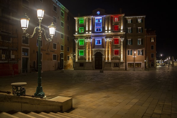 Fassade der Unterkunft – Abend/Nacht