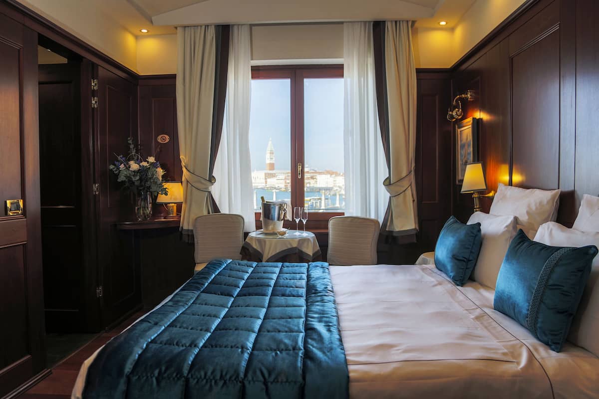 Deluxe kamer, 1 twee- of 2 eenpersoonsbedden, uitzicht op lagune | 1 slaapkamer, lakens van Egyptisch katoen, luxe beddengoed