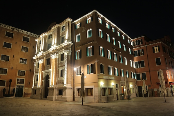 Fassade der Unterkunft – Abend/Nacht