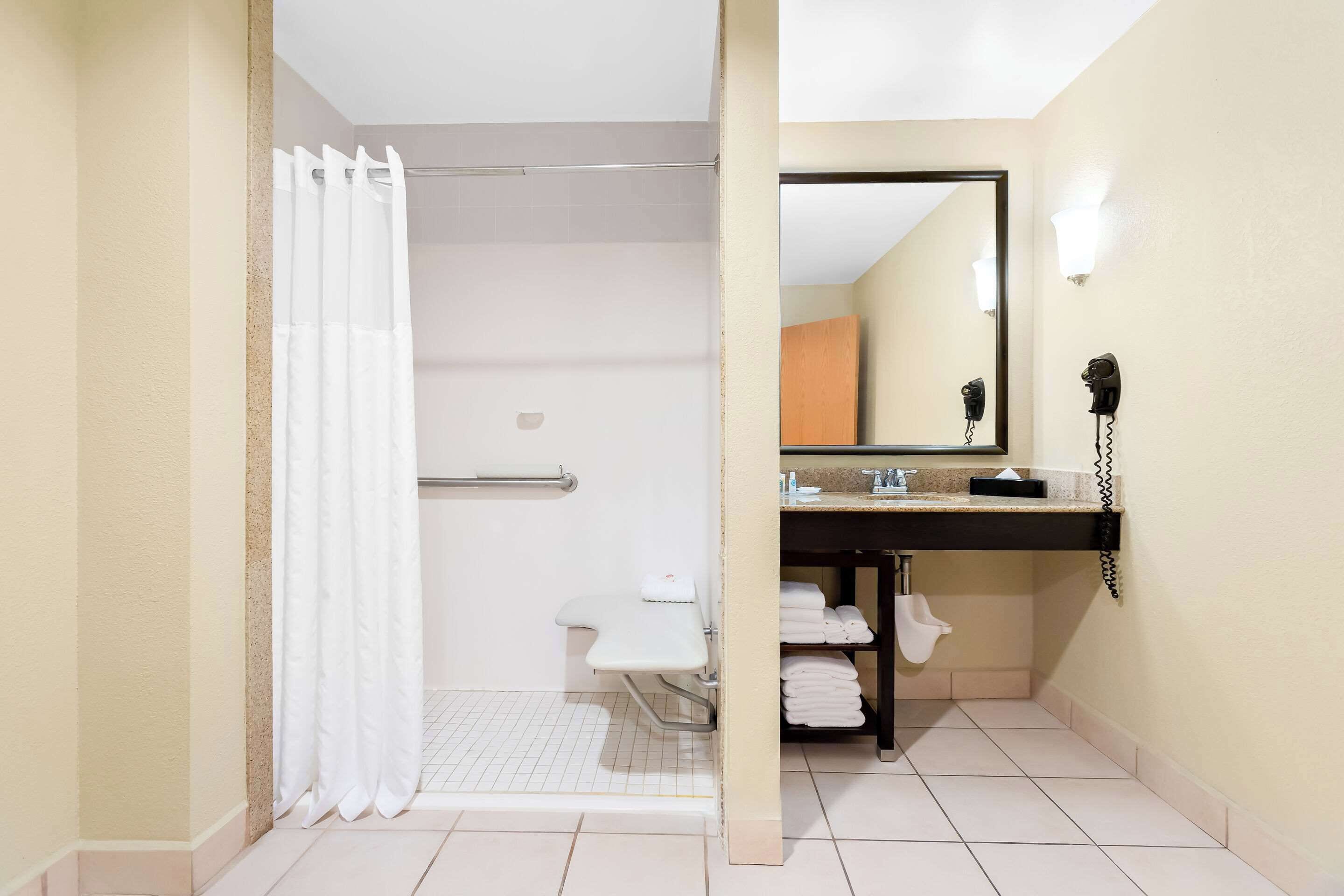 combined shower/bathtub, deep-soaking bathtub, free toiletries