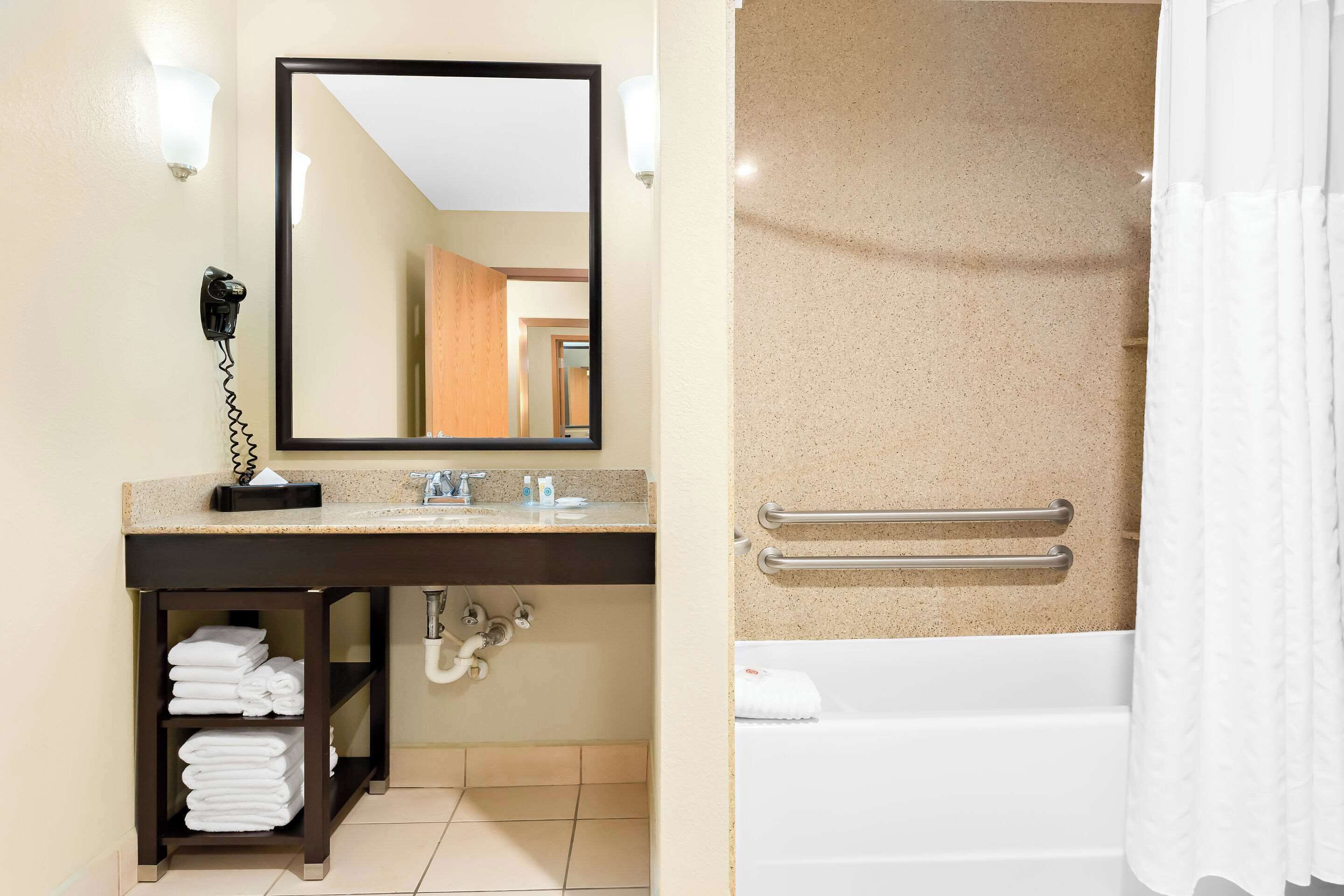 king accessible suite (roll-in shower / first floor) | bathroom | combined shower/bathtub, deep-soaking bathtub, free toiletries