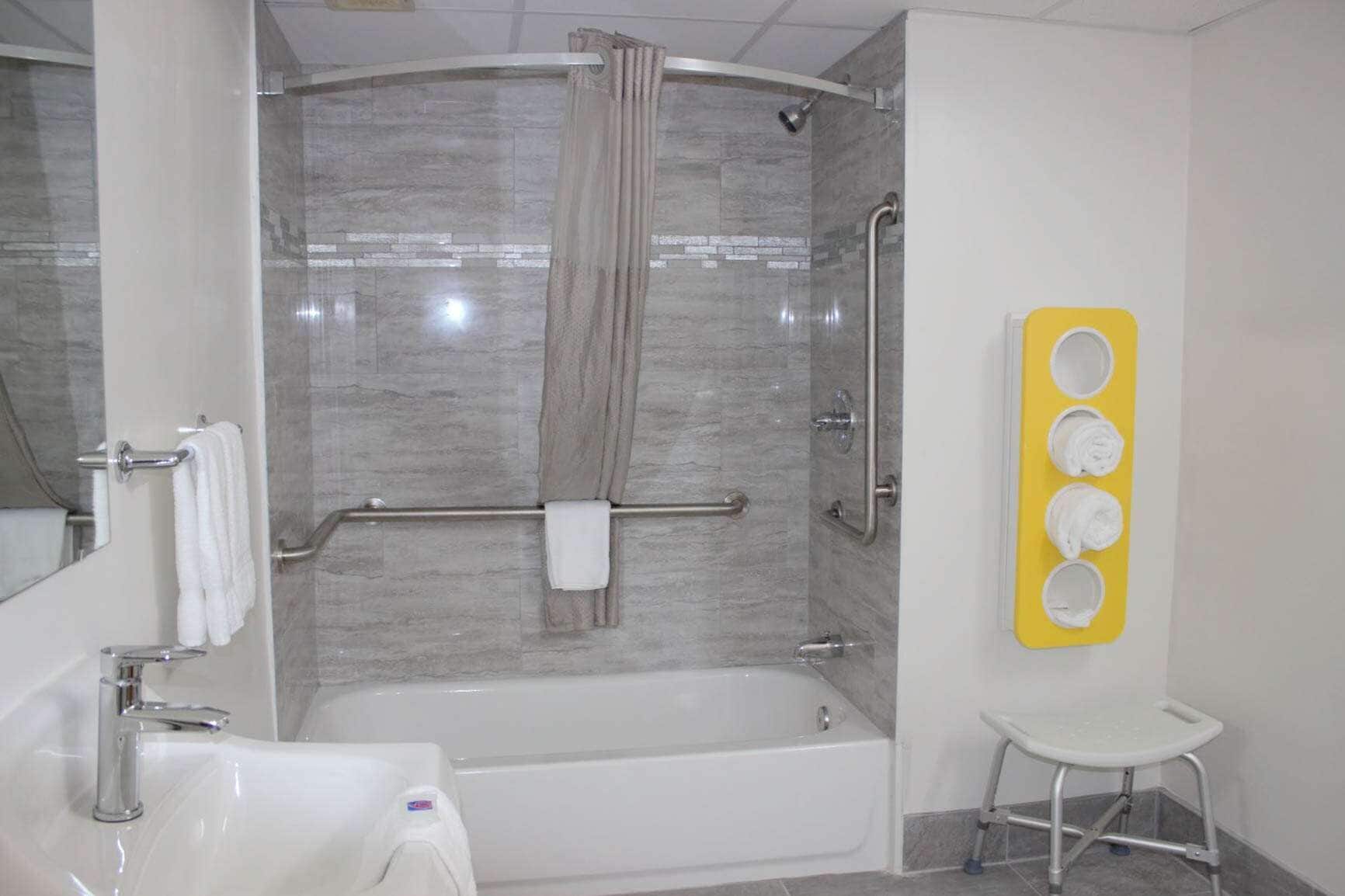 Ein modernes Badezimmer mit Dusche, Badewanne, Toilette und Waschbecken.