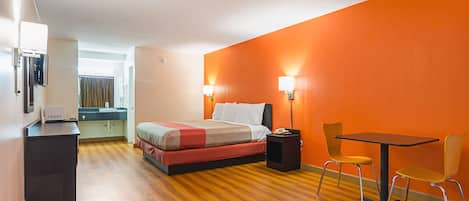 Escritorio, wifi gratis, ropa de cama y despertador