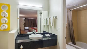 Combined shower/tub, towels