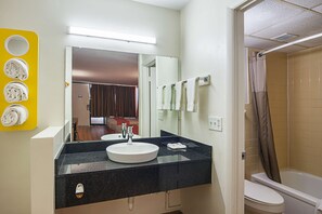 Combined shower/tub, towels