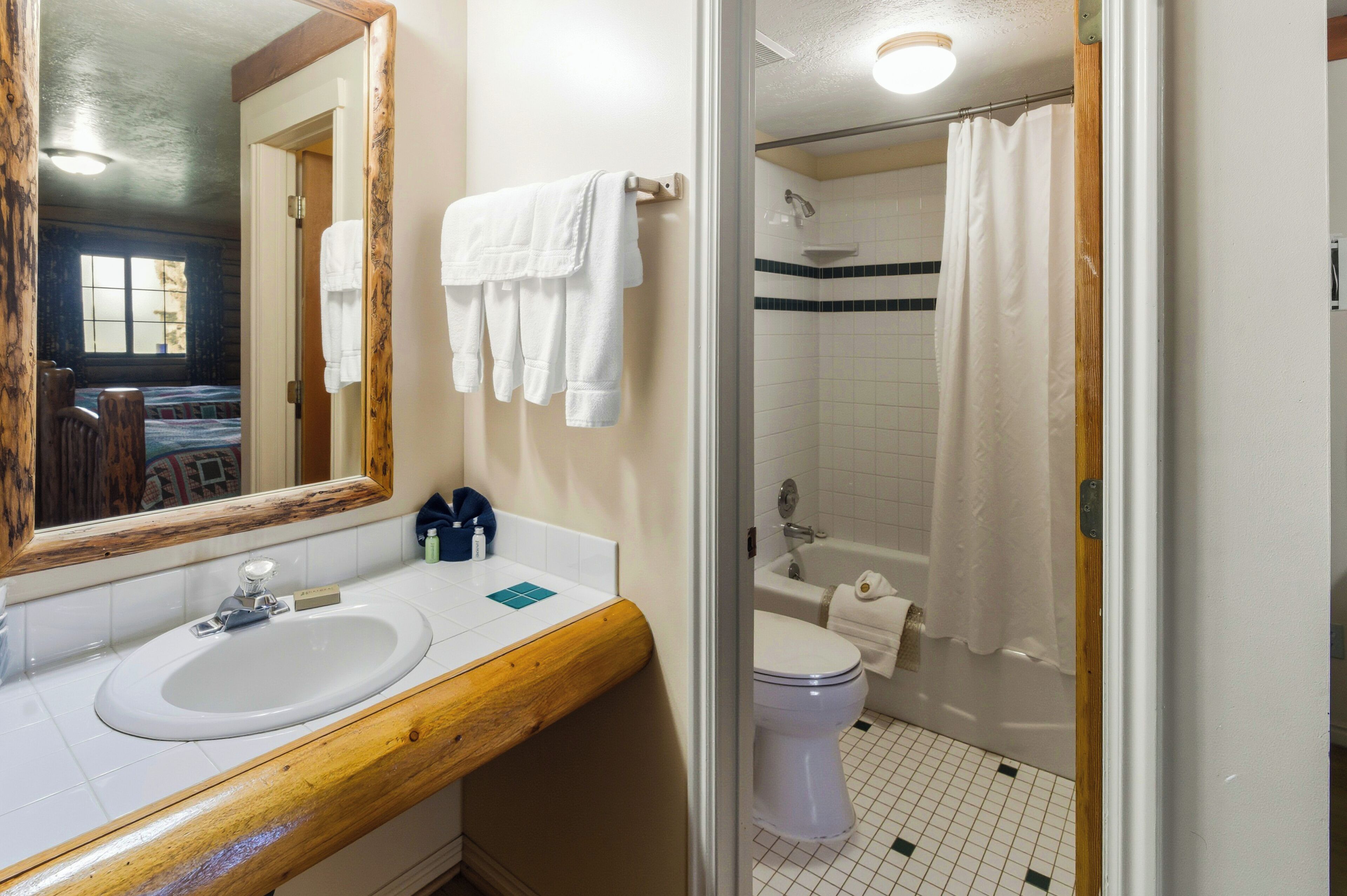 Daniels Summit Lodge Reviews, Deals & Photos 2026 - Expedia