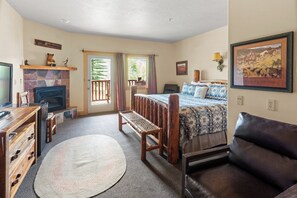 Deluxe King Room (2 guests max) | Individualmente decorados, individualmente mobiliados, escrivaninha