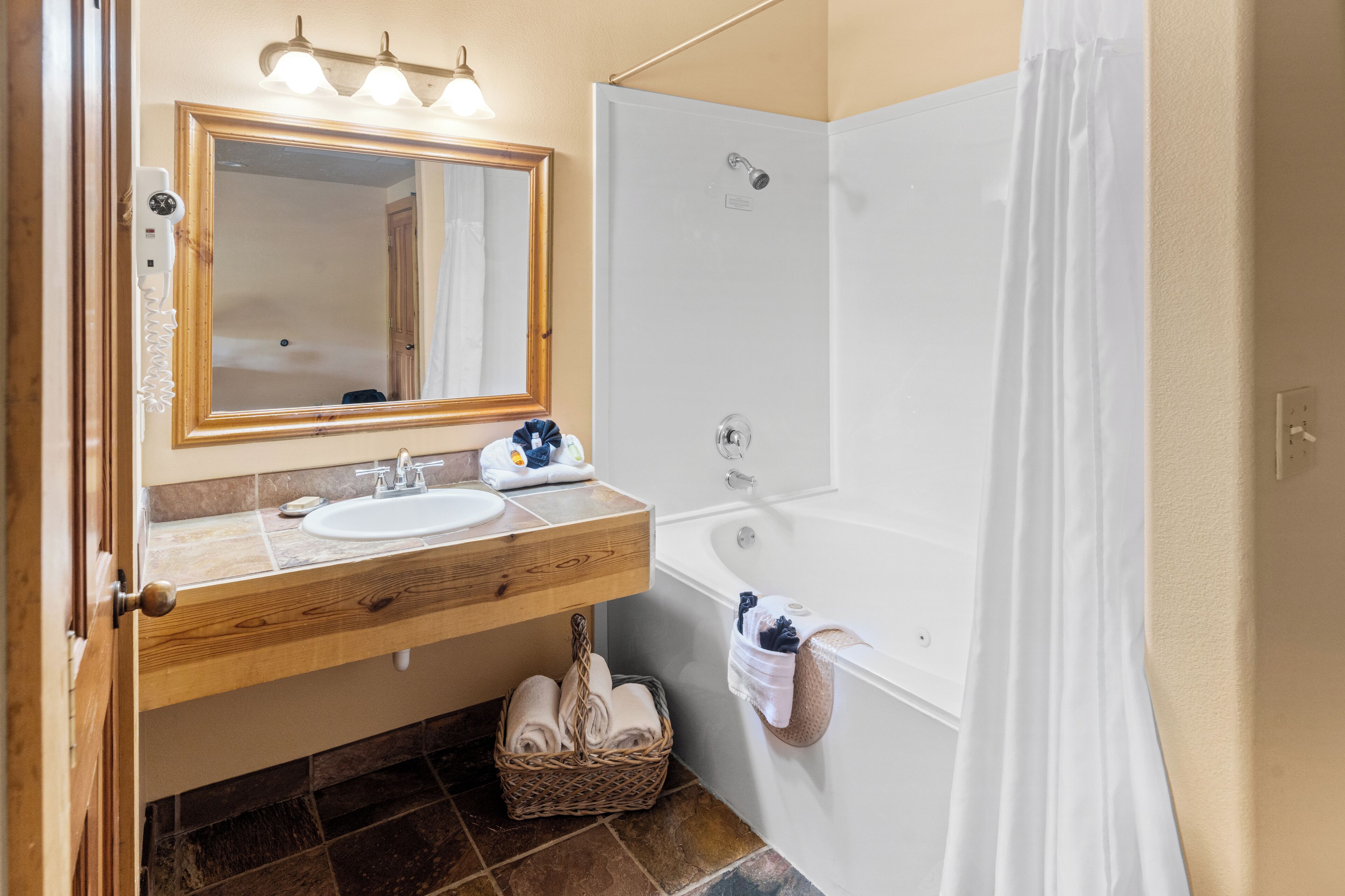 Daniels Summit Lodge Reviews, Deals & Photos 2026 - Expedia