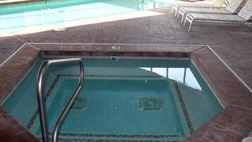 Banyera d'hidromassatge coberta