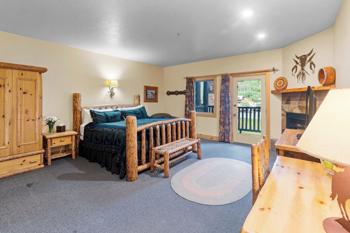 Standard King Room (2 guests max) | Desk, soundproofing, iron/ironing board, free WiFi