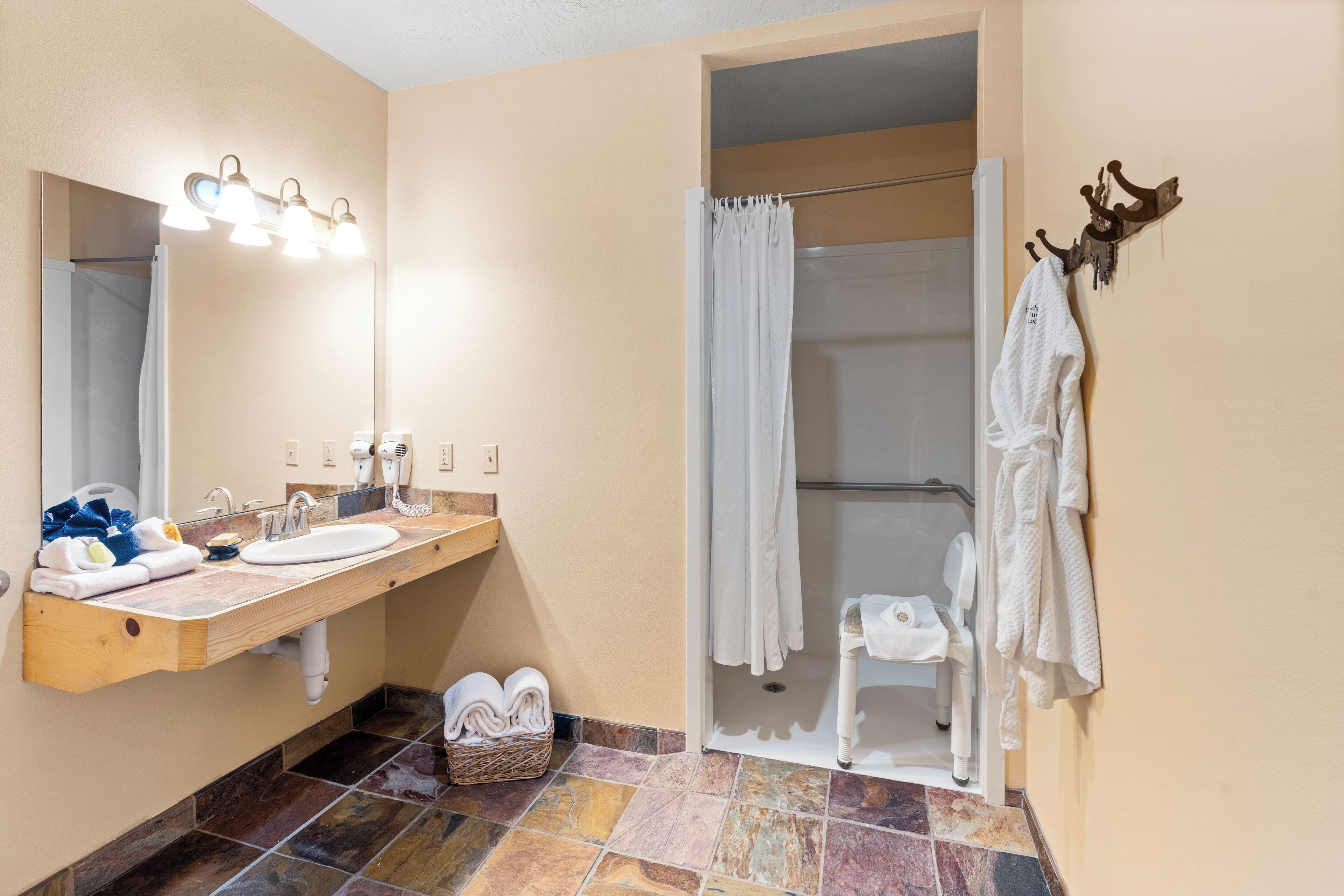 Daniels Summit Lodge Reviews, Deals & Photos 2026 - Expedia.com