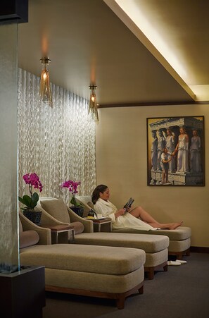 Couples treatment rooms, sauna, steam room, body treatments - Hotel Arista (Naperville)