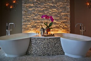 Salas de tratamiento para parejas, un sauna, baño turco