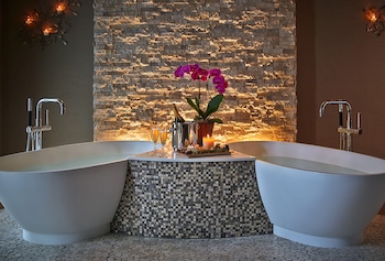 Couples treatment rooms, sauna, steam room, body treatments at Hotel Arista
