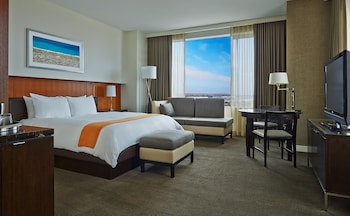 Premium bedding, down comforters, pillowtop beds, in-room safe at Hotel Arista