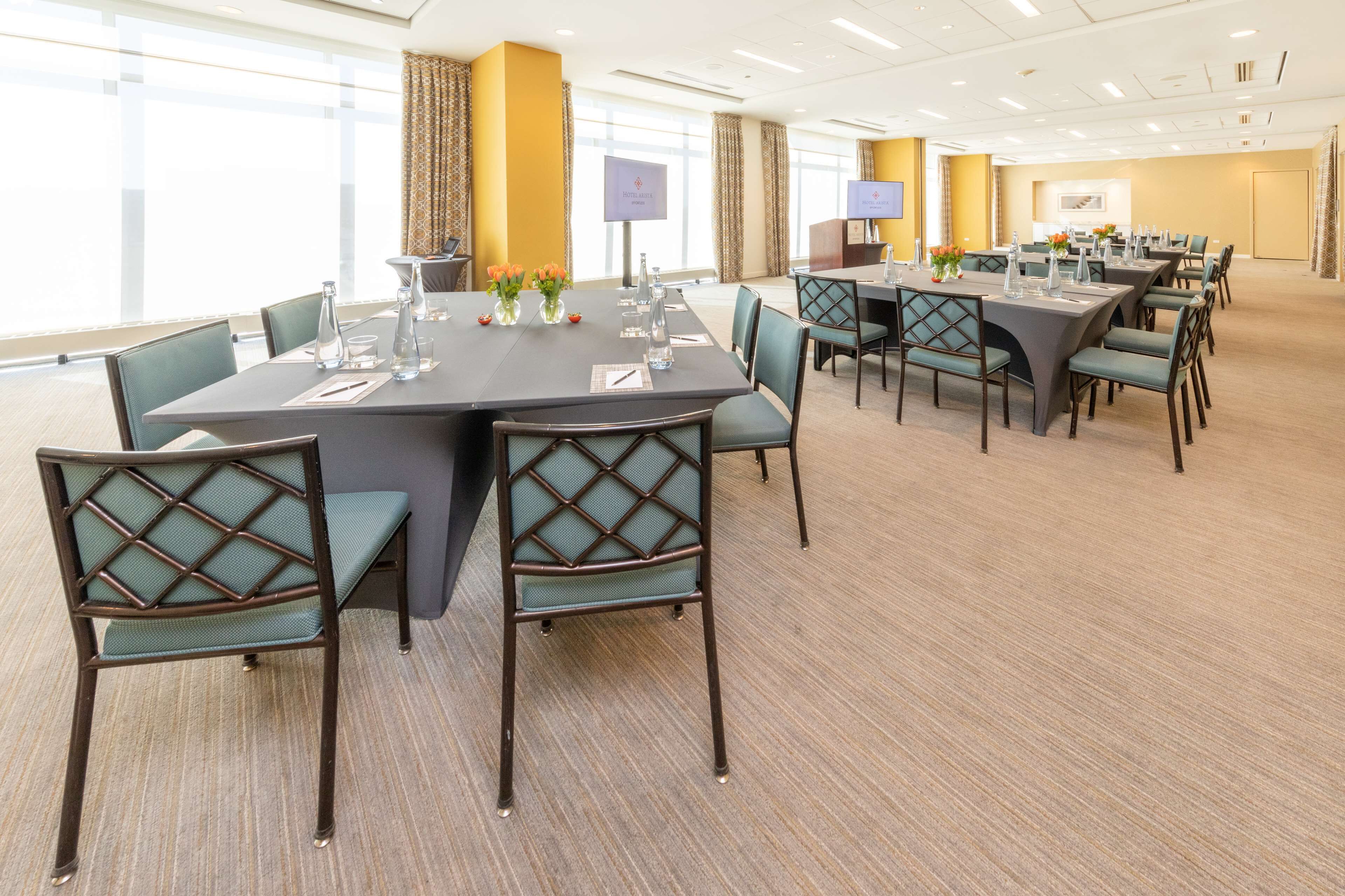 serves breakfast, lunch and dinner