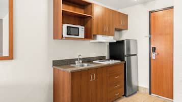 Escritorio, cortinas blackout y tabla de planchar con plancha