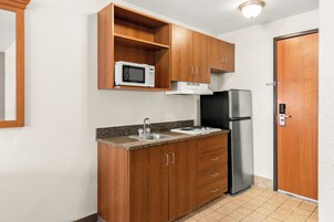 Escritorio, cortinas blackout y tabla de planchar con plancha 