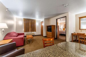 Escritorio, cortinas blackout y tabla de planchar con plancha 