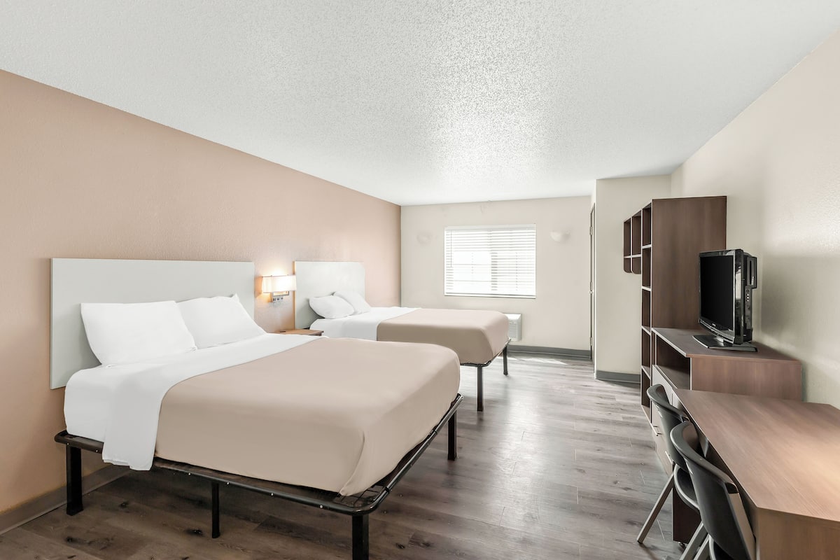 2 Queen Bed Suites | Een bureau, verduisterende gordijnen, een strijkplank/strijkijzer