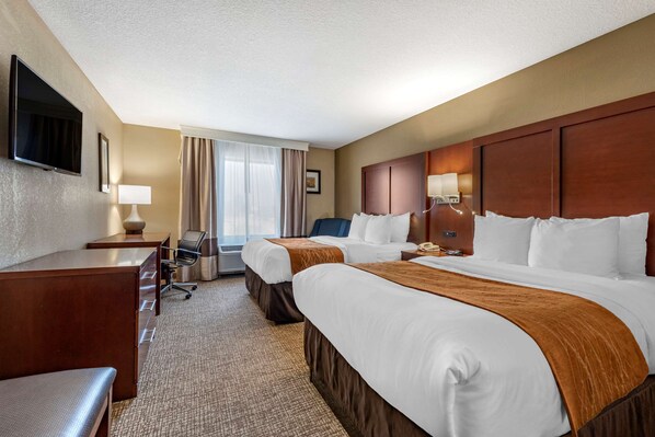 Luxe beddengoed, pillowtop-bedden, een bureau, verduisterende gordijnen