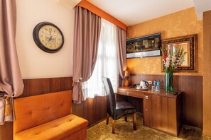 Standard-Doppel- oder -Zweibettzimmer | Zimmersafe, Schreibtisch, Bügeleisen/Bügelbrett, Babybetten