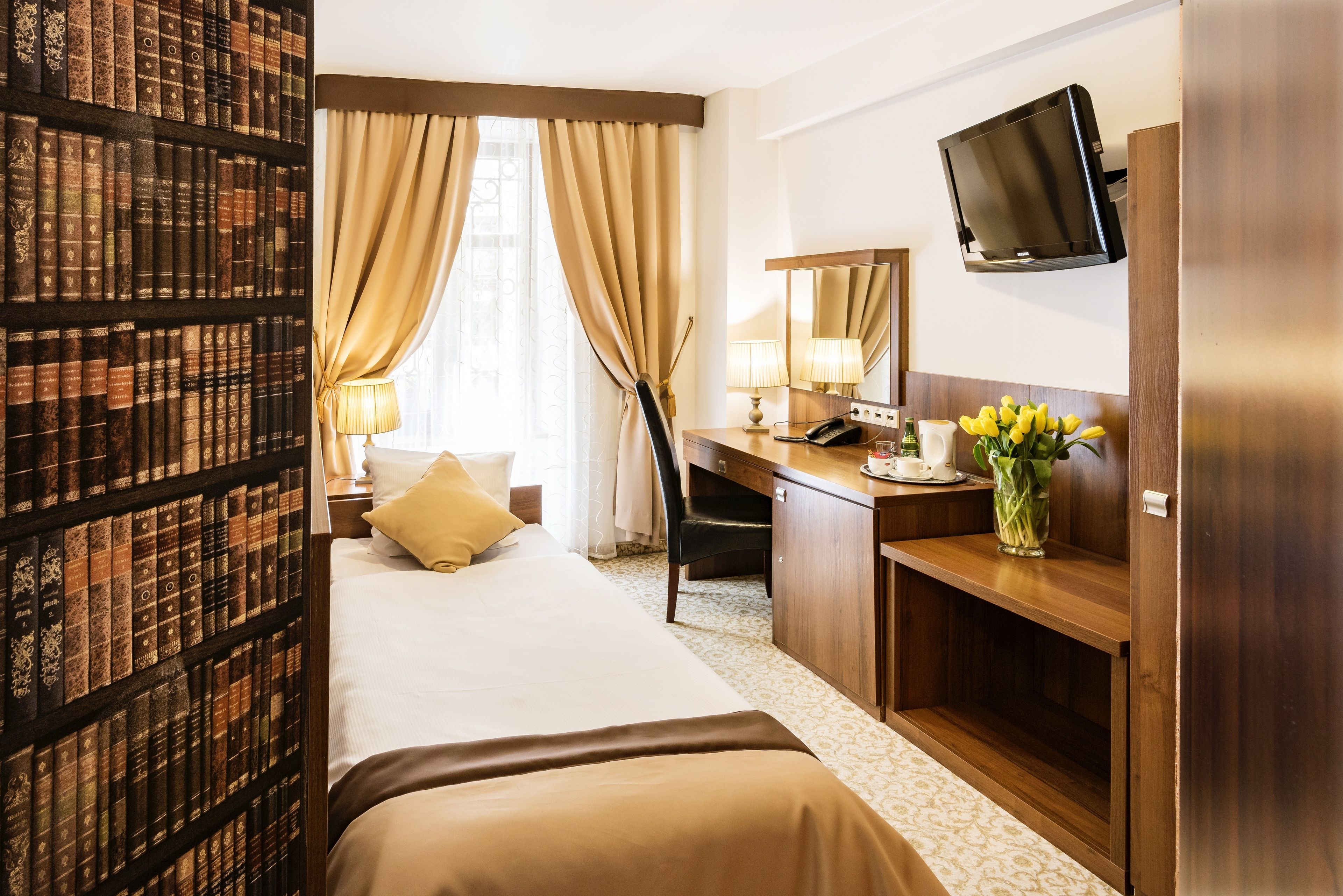 標準單人房 | 房內夾萬、書桌、熨斗/熨衫板、嬰兒床 (收費)