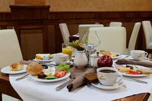 Colazione a buffet a pagamento, servita tutte le mattine 