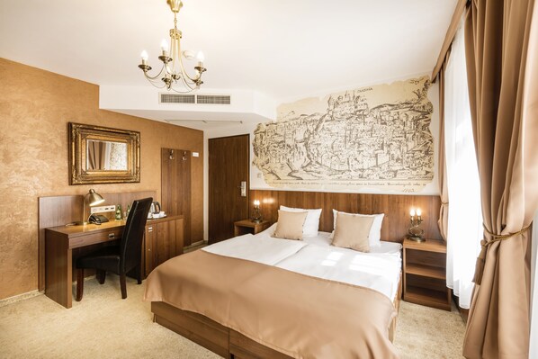 Standard-Doppel- oder -Zweibettzimmer | Zimmersafe, Schreibtisch, Bügeleisen/Bügelbrett, Babybetten