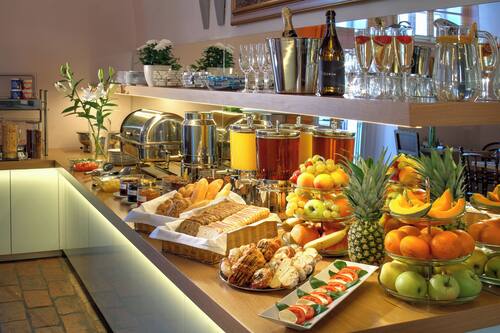 朝食 (ビュッフェ)、毎日提供 (無料)