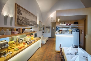 Café da manhã com buffet grátis todos os dias