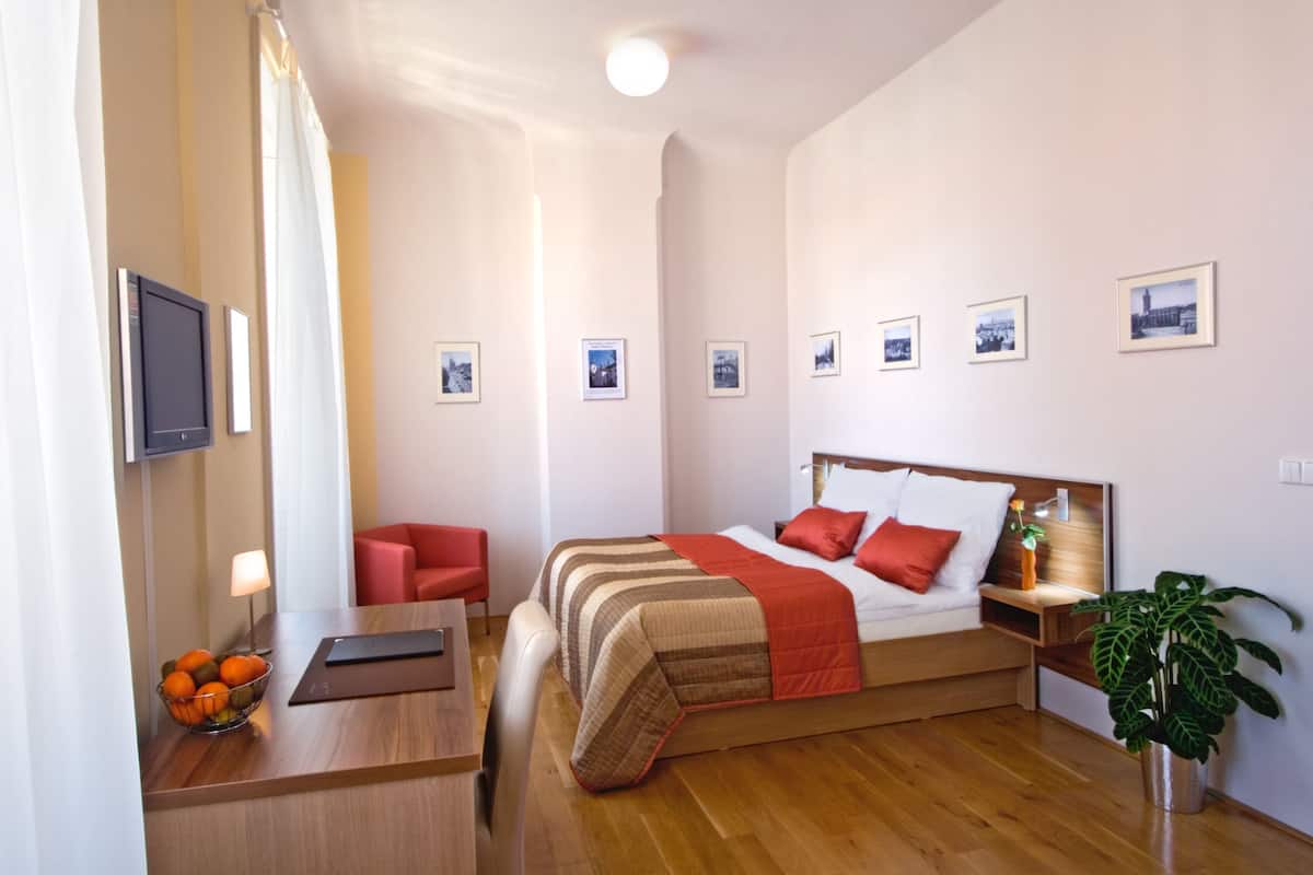 Deluxe Double Room | Hypo-allergenic bedding, down duvets, Select Comfort beds, minibar