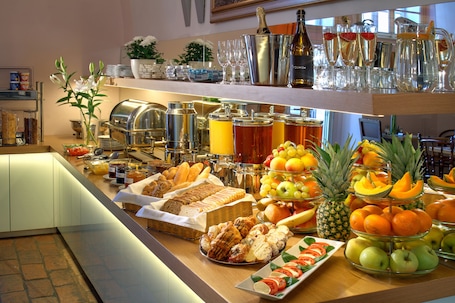 Free daily buffet breakfast