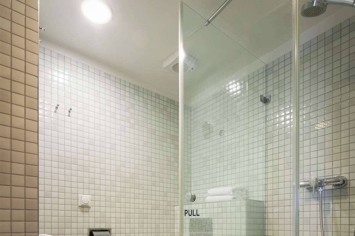 Kamar mandi | Perlengkapan mandi desainer, pengering rambut,  dan handuk