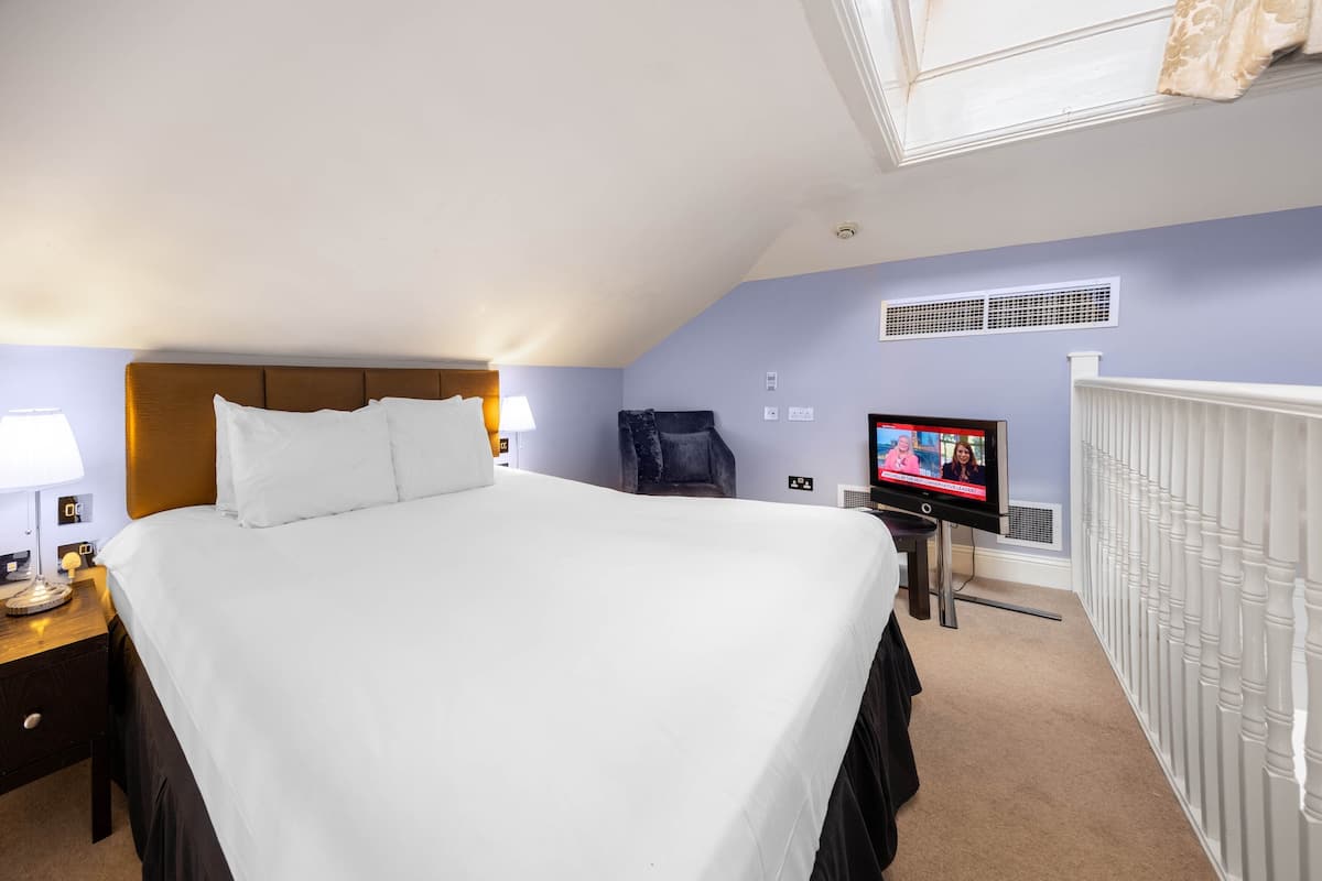 Hypo-allergenic bedding, in-room safe, desk, laptop workspace