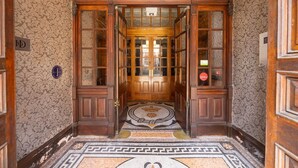 A grand wooden entrance with a patterned floor and a sign indicating the room number. - Cathedral Quarter Hotel - Derby (Derby)